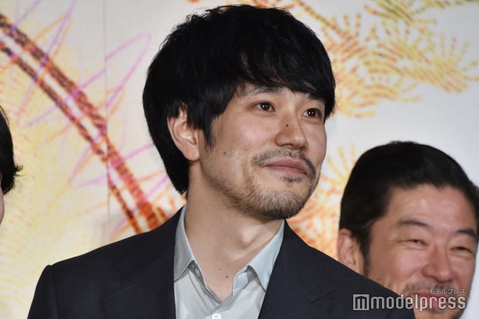 舞台挨拶でなぜか“一点集中”チャレンジをする松山ケンイチ(C)モデルプレス