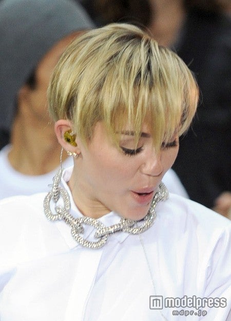 短パンからあらぬものが!?　過激パフォーマンスが続くマイリー・サイラス