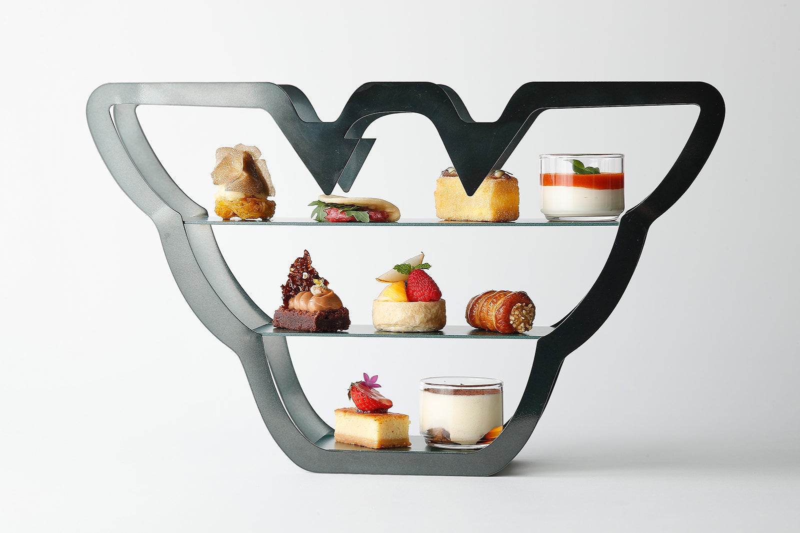 「EMPORIO ARMANI カフェ」大阪・心斎橋パルコに、イーグル型スタンドのアフタヌーンティーやパフェ