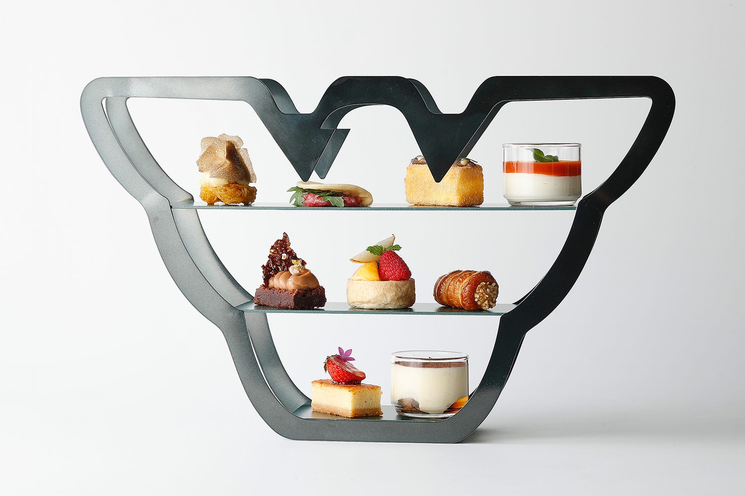 「EMPORIO ARMANI カフェ」大阪・心斎橋パルコに、イーグル型スタンドのアフタヌーンティーやパフェ