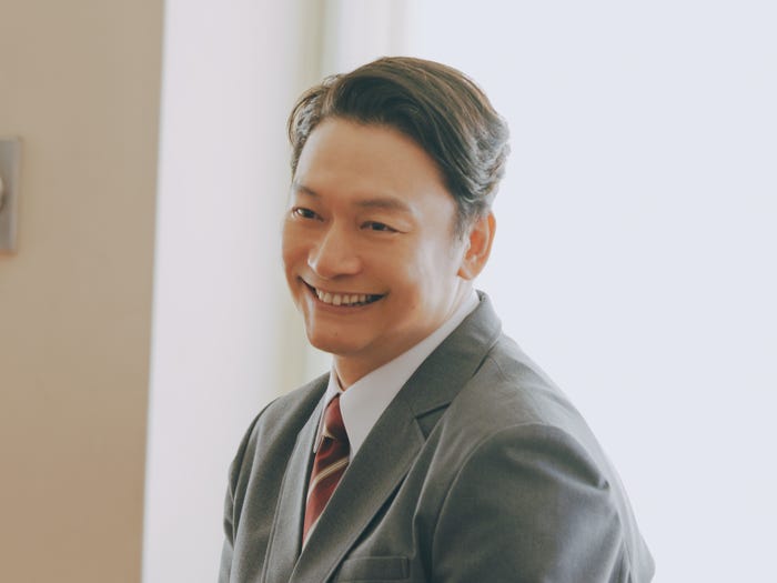 香取慎吾(C)仲間りょう/集英社 (C)2026 映画「⾼校⽣家族」製作委員会