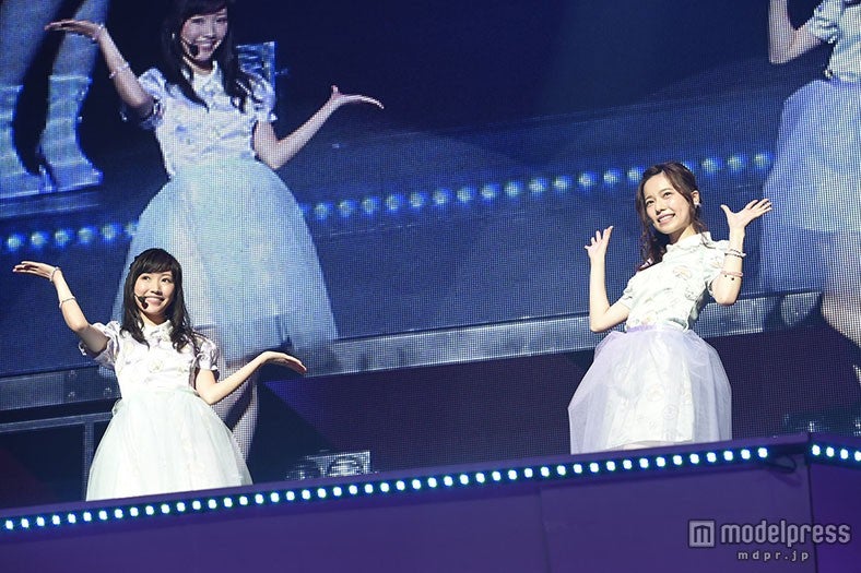 （左から）渡辺麻友、島崎遥香（C）AKS