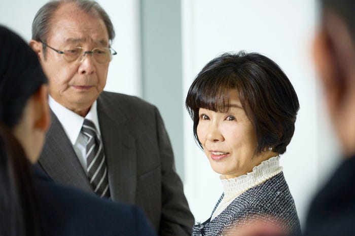 平泉成、市毛良枝(C)2024「明日を綴る写真館」製作委員会(C)あるた梨沙/KADOKAWA
