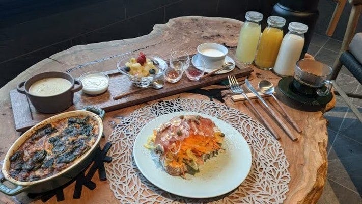 ルームサービスの特別朝食。好きな場所で召し上がれ