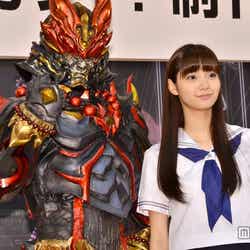 光人ゴウとツーショット写真に応じた新川優愛