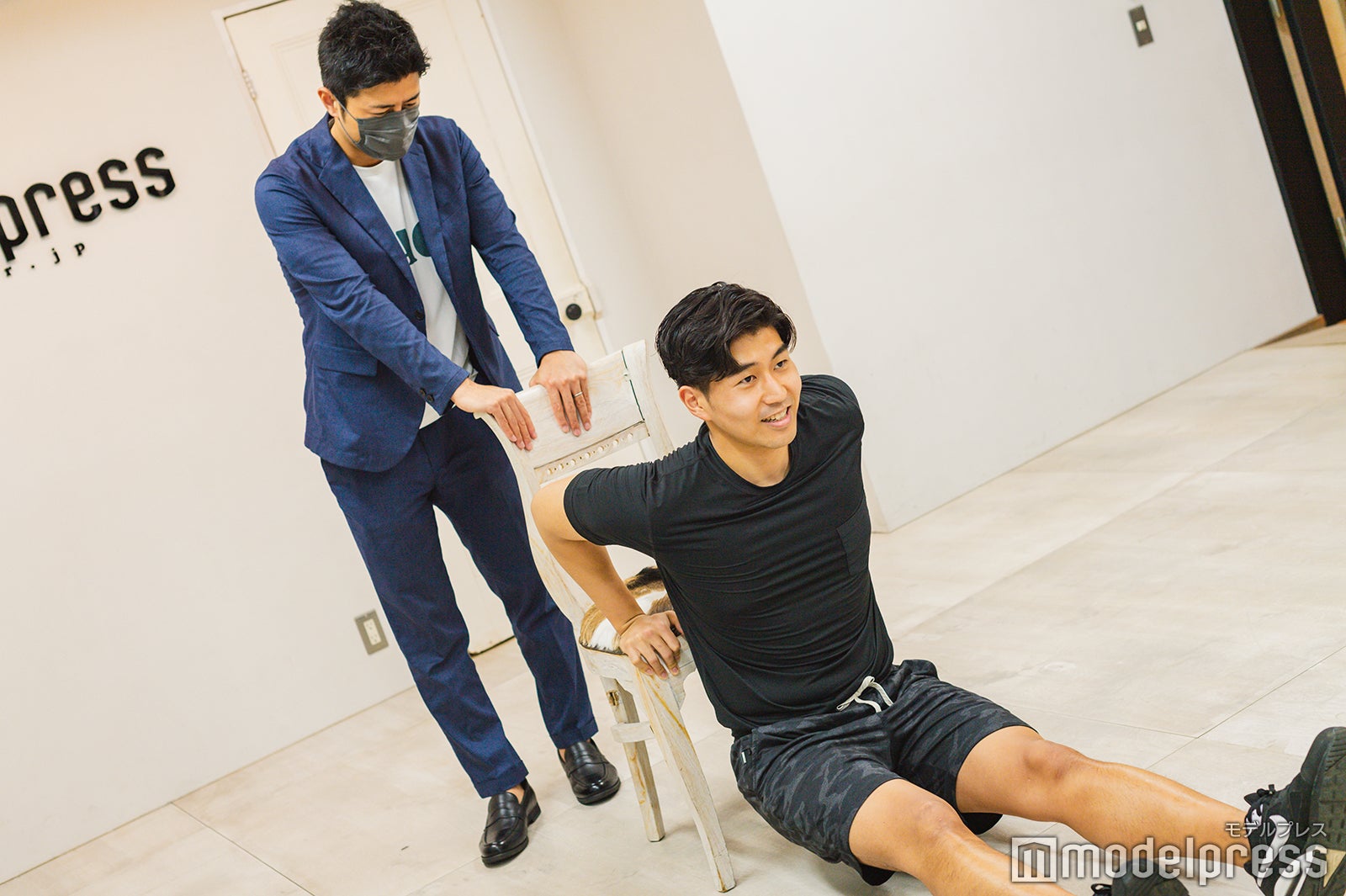 椅子がずれないように榎並アナがフォロー。仲良しなお二人でした （C）モデルプレス