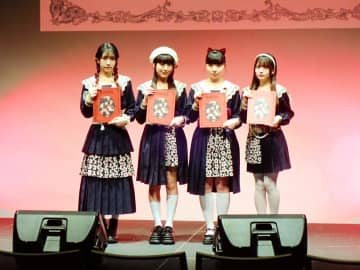 Adoプロデュースのレトロホラーアイドル・ファントムシータが初写真集イベント もな「いきなり紙で発売できることをとってもうれしく思う」