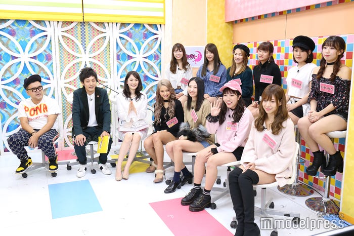 「モデルプレスナイト」の模様/(中央左から)とろサーモン、妹田佳奈子(前列左から)ゆきぽよ、大塚びる、三田寺理紗、星島沙也加(後列左から)水川華奈、吉野七宝実、戸田れい、ななせ結衣、金子智美、日野麻衣 (C)モデルプレス