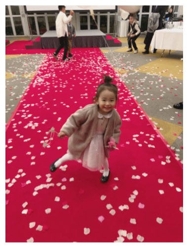 はしゃぐ羽沙ちゃん/藤本美貴オフィシャルブログ(Ameba)より