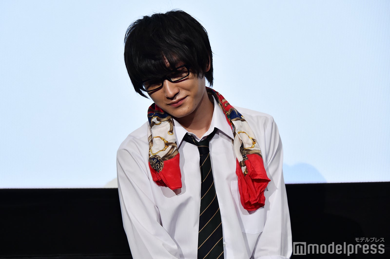 スカーフをタオルみたいにする金子大地（C）モデルプレス