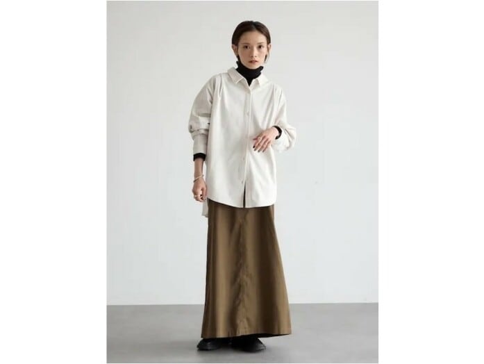 タートルニットの上にゆったりサイズのシャツを合わせて　出典：WEAR