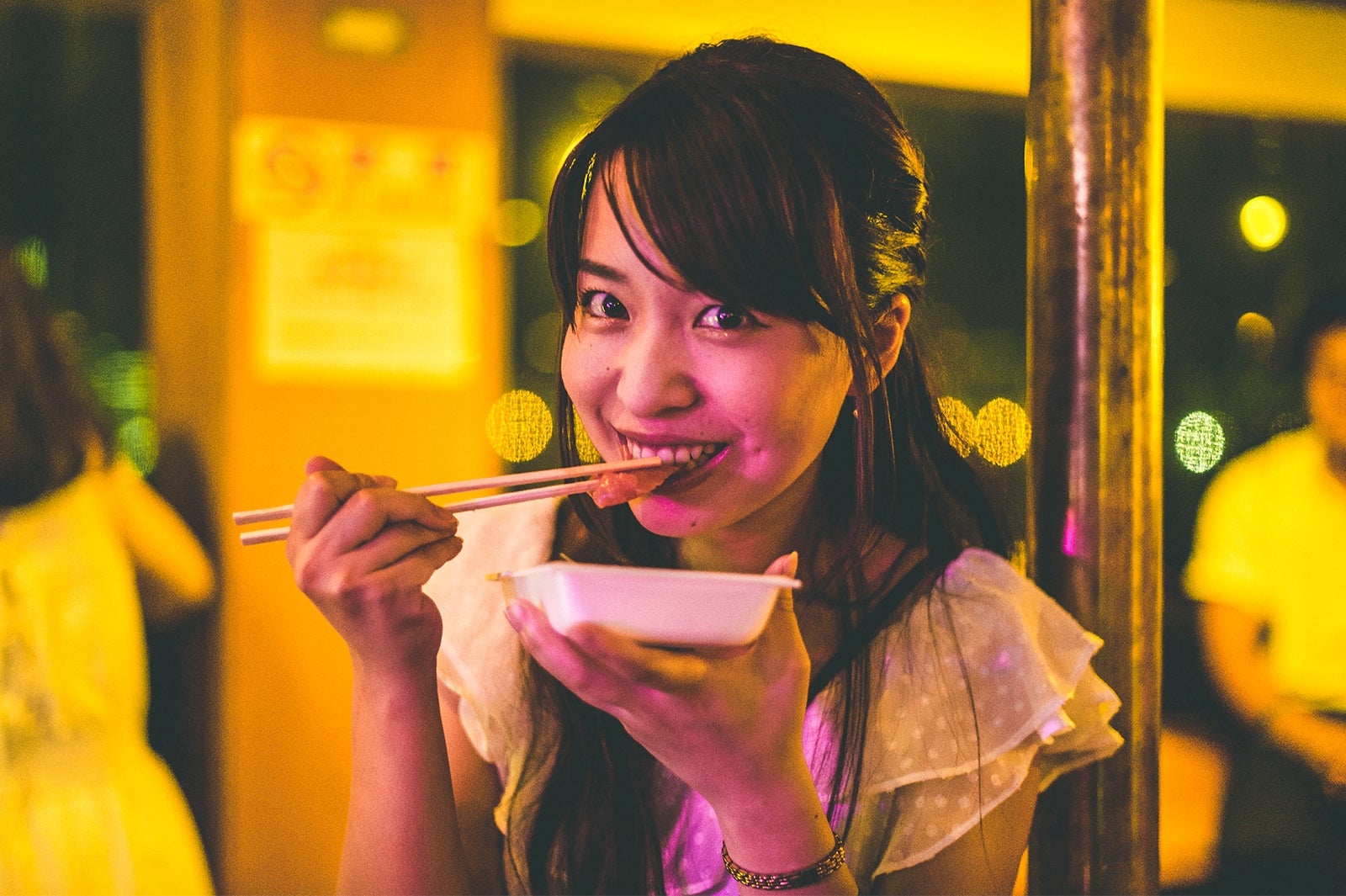 1Fで提供される薫製フードでスモーキーを味わい尽くす／画像提供：アフロ＆コー