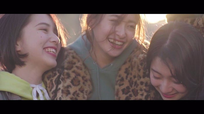 大原梓、柳美稀、齊藤英里/「RUN FUN RUN」MVより(画像提供:ソニー・ミュージック)