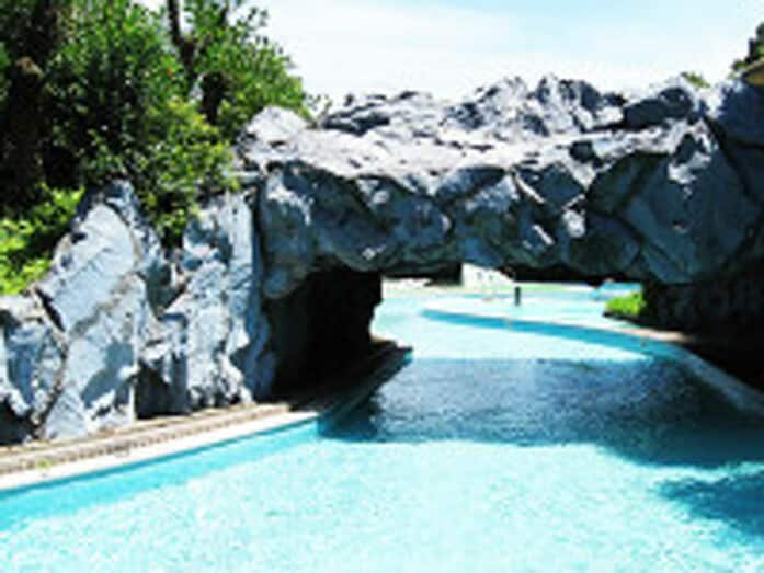 「流水プール」はコースの途中に岩のトンネルや滝が流れ込むゾーンなどがある楽しいプール