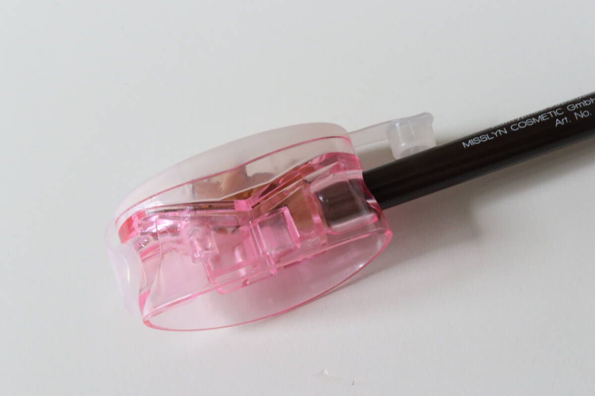 ダイソーのアイブロウシャープナー（楕円型）でペンシルを削る