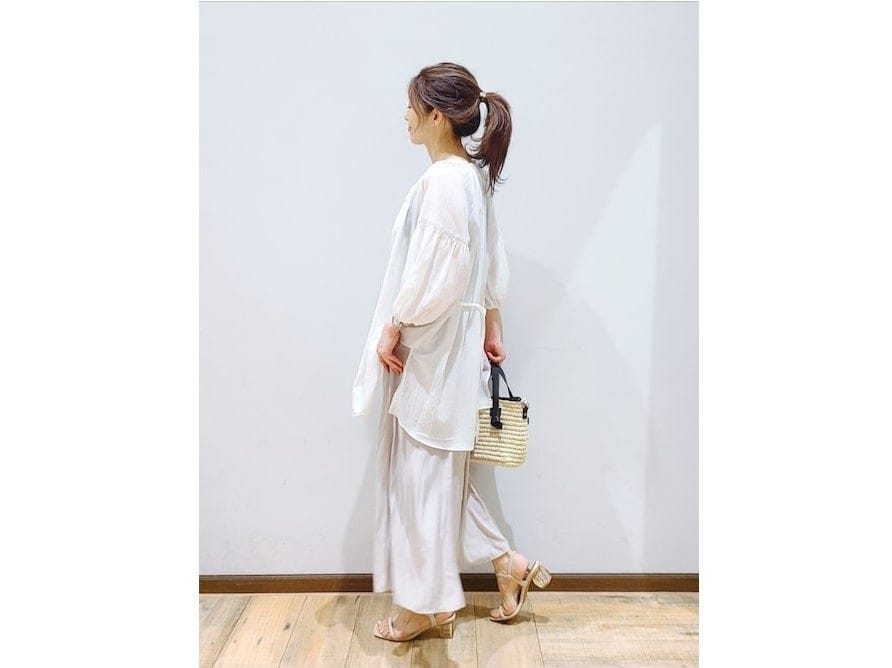 揺れ感のあるワイドパンツは軽やかで、体のラインも拾いません　出典：WEAR