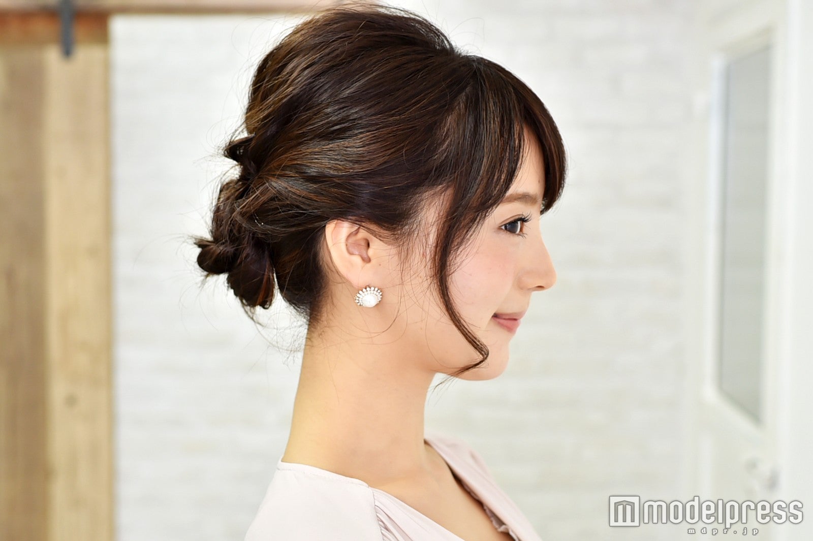 ヘアスタイルにもこだわり！麻亜里（C）モデルプレス