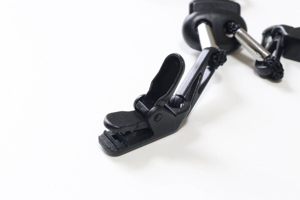 ダイソー 2wayハットストラップ ダイソーの2wayハットストラップのクリップはロック式で強力に固定できる