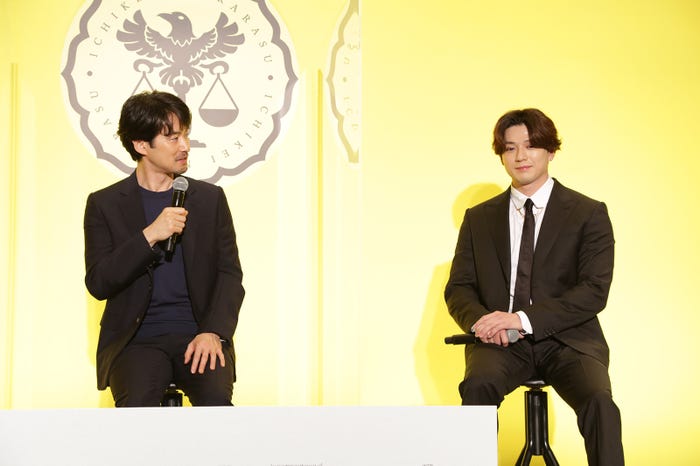 竹野内豊、新田真剣佑(C)フジテレビ