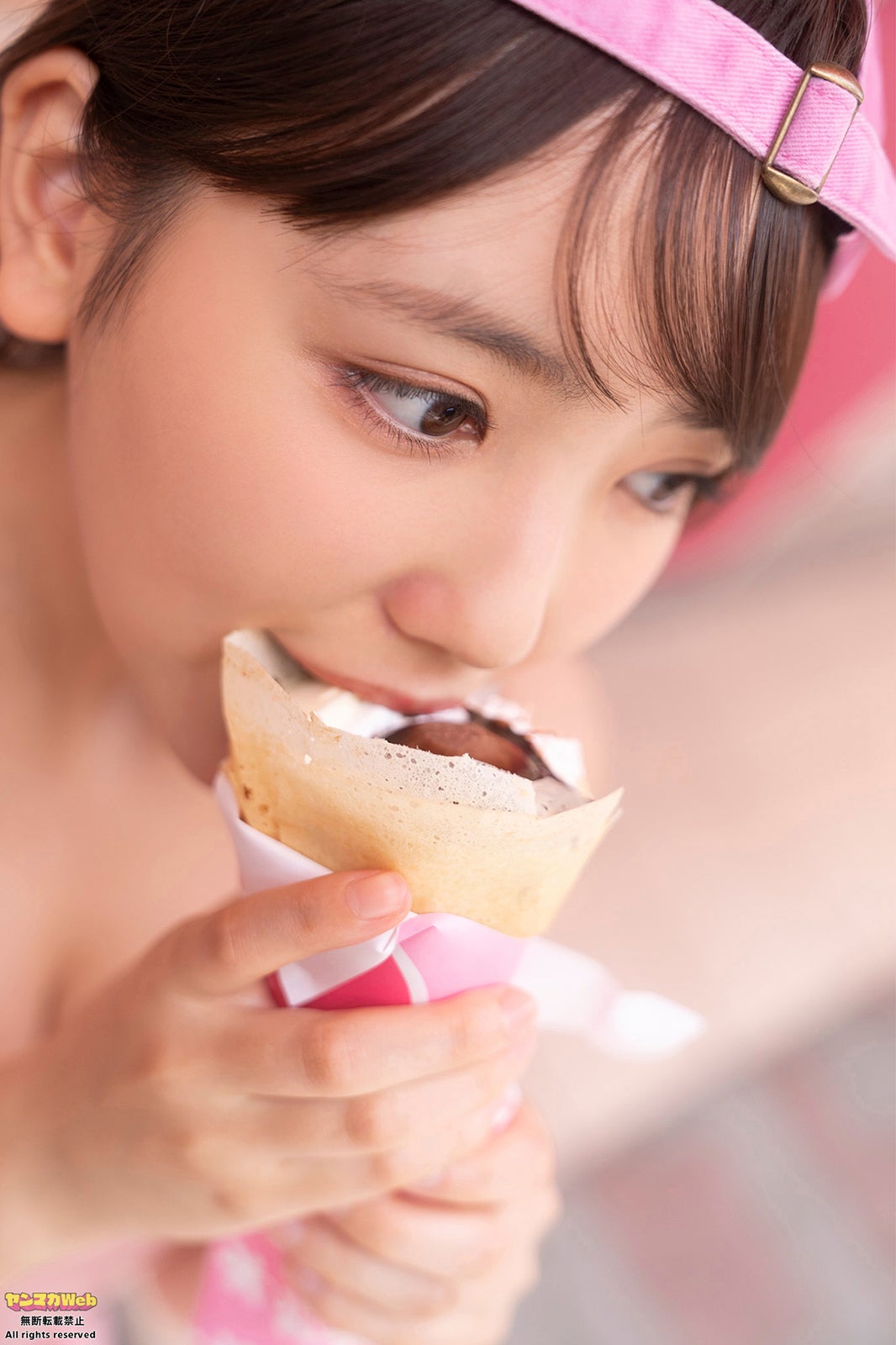 沢口愛華、サロペットから美バストチラリ 原宿でクレープ堪能