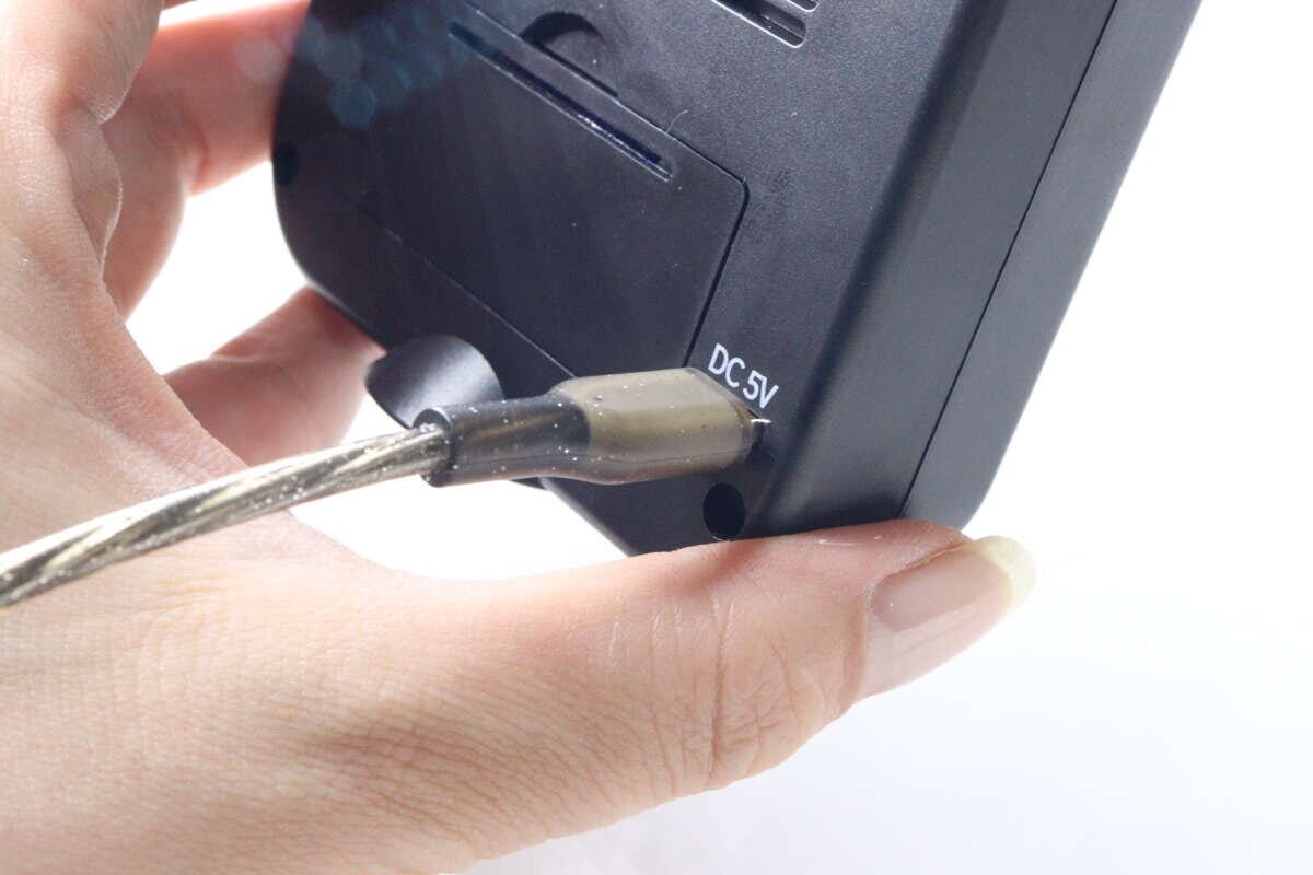 女性がデジタル時計の側面にUSB 女性がデジタル時計の側面にUSB