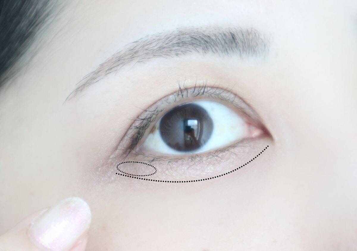 下まぶたに同じアイシャドウをのせている様子