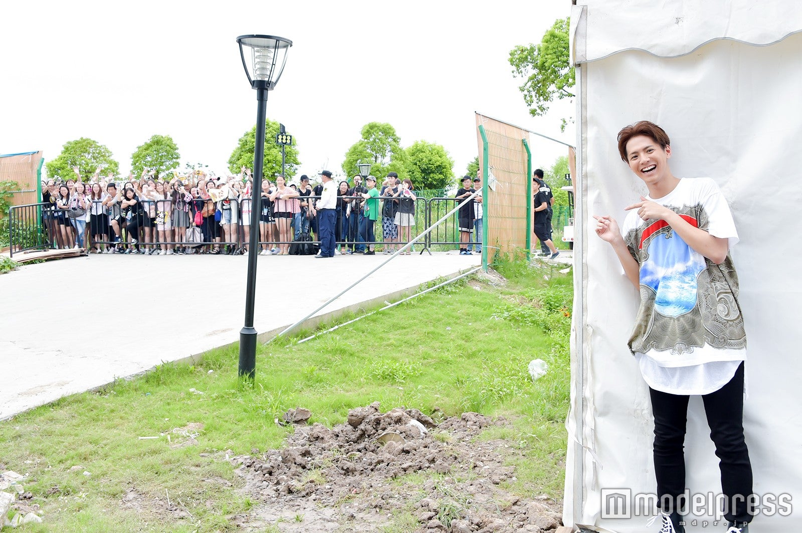 ファンを見つけて笑顔を見せる片寄涼太／ステージ裏（C）モデルプレス