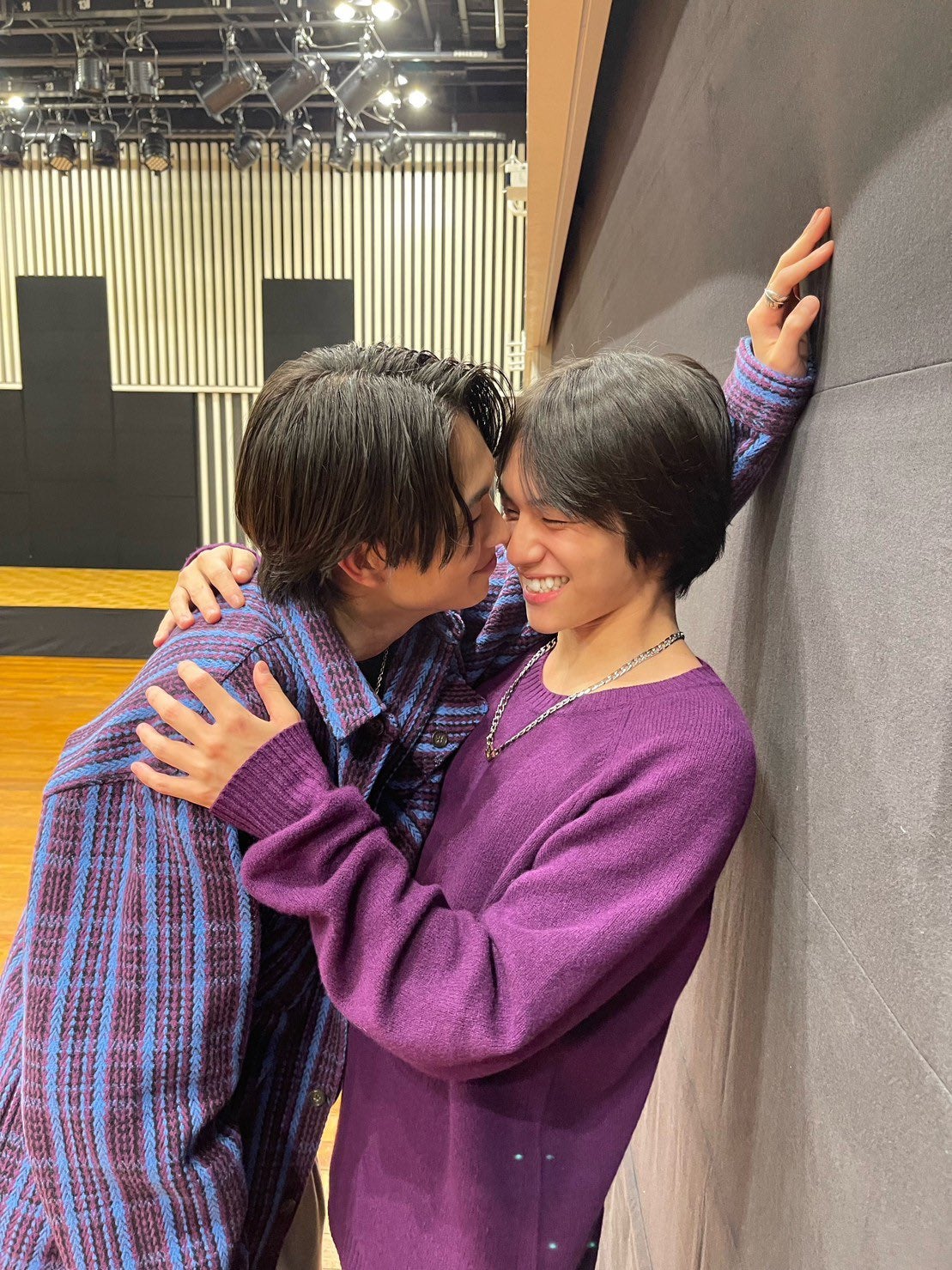 綱啓永、山下幸輝への“壁ドン”ショット公開「距離感バグ」「こっちまでニヤける」の声