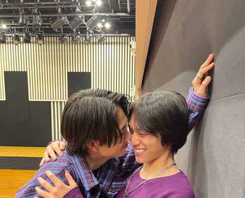 綱啓永、山下幸輝への“壁ドン”ショット公開「距離感バグ」「こっちまでニヤける」の声