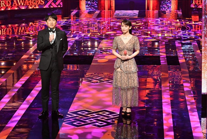 安住紳一郎、吉岡里帆(C)TBS