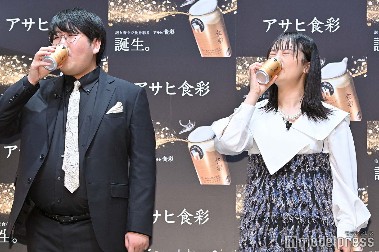 ビールを試飲する蛙亭／中野周平、イワクラ（C）モデルプレス