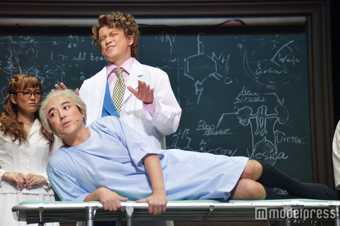 NYの医科大学にて、フレデリック(小栗旬)と学生のシーン 実験台となるヒルトップ(ムロツヨシ)(C)モデルプレス