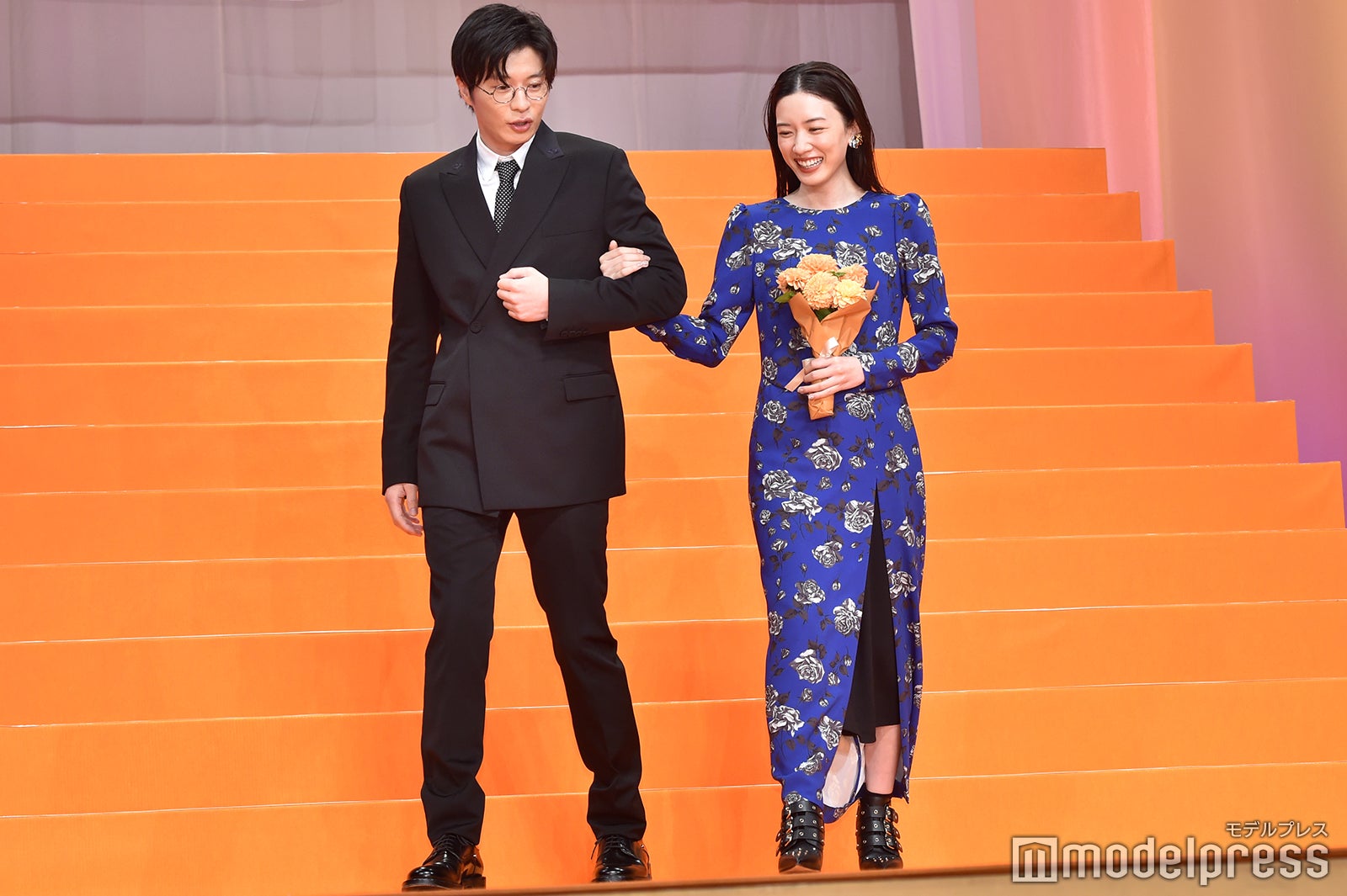 永野芽郁をエスコートする田中圭 （C）モデルプレス