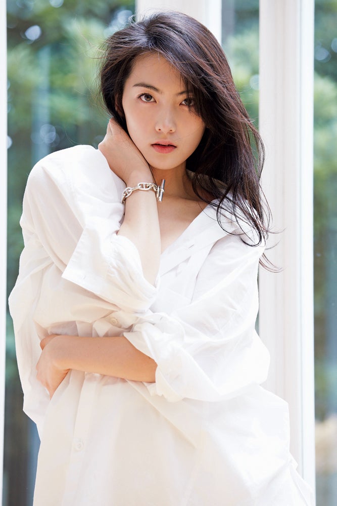 知英、シャツ1枚の“したたる美貌” 脚線美にもうっとり