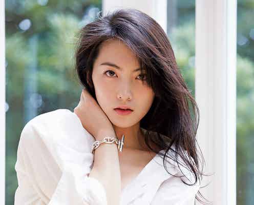 知英、シャツ1枚の“したたる美貌” 脚線美にもうっとり