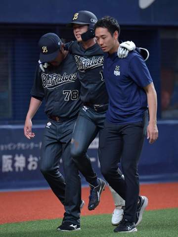 オリックス・太田椋にアクシデント 右ふくらはぎに死球 145キロが直撃でもん絶、負傷交代に 球場騒然