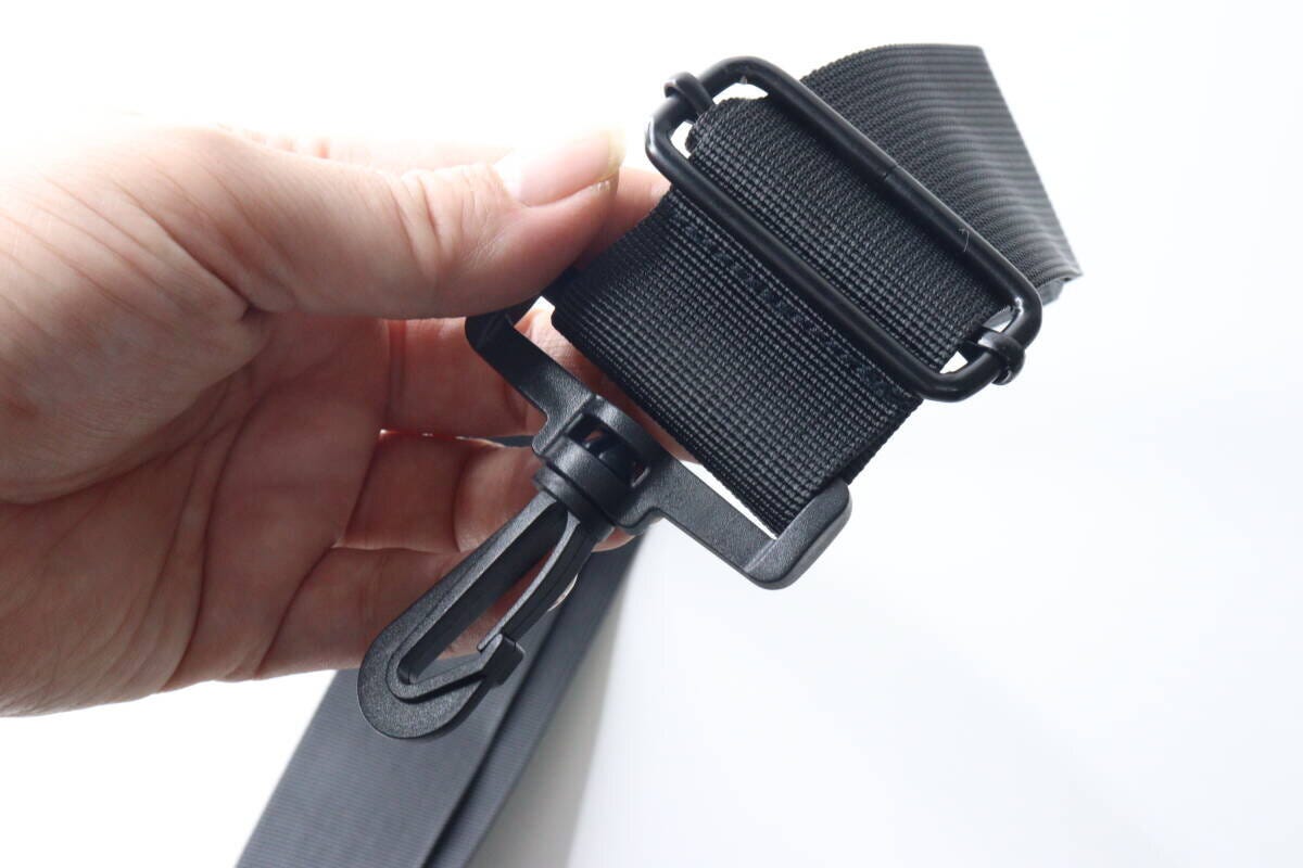 ストラップの金属製バックルと回転するフック部分