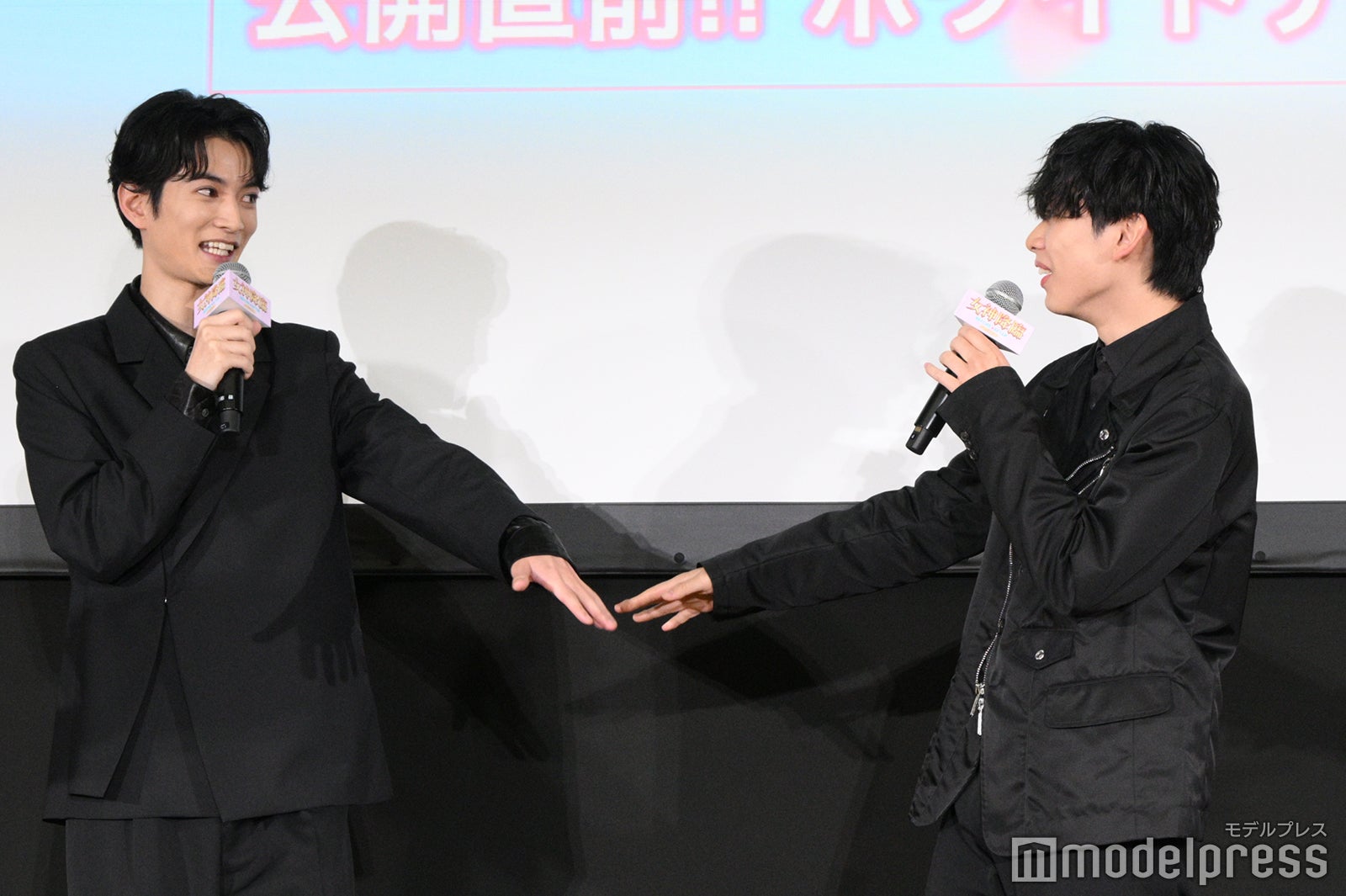 渡邊圭祐のコメントでネタバレしそうになる宮世琉弥（C）モデルプレス
