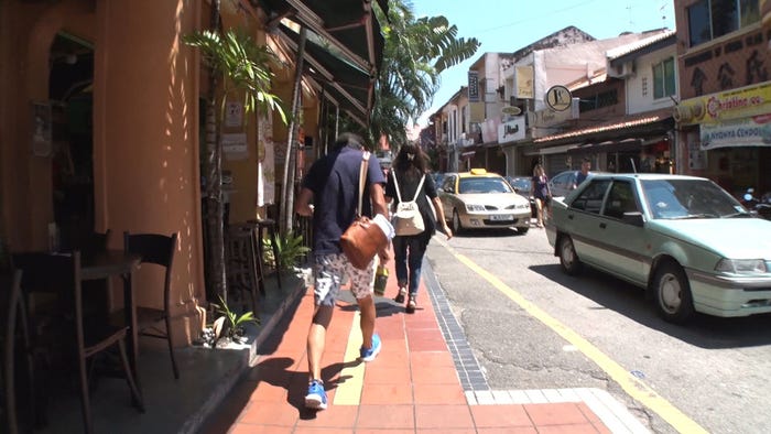 シャイボーイを振り切りどんどんと歩いていくかすが/「あいのり:Asian Journey」第20話より(C)フジテレビ