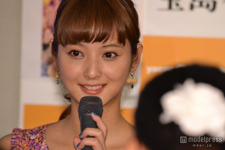 トークショーを行う佐々木希