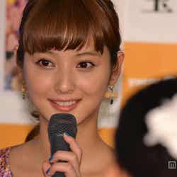 トークショーを行う佐々木希