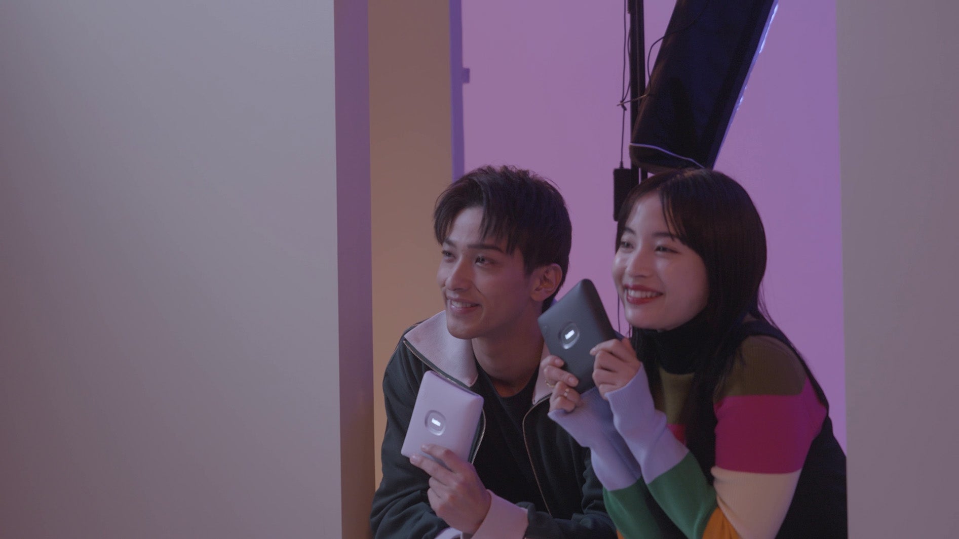 横浜流星、広瀬すず／新TVCM「ワクワクがリンクする。」INSTAX SQUARE Link篇メイキングより（提供写真）