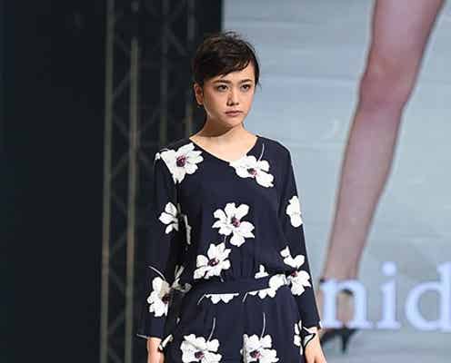 “8等身”松井愛莉の抜群スタイルに視線集中 モードな春の着こなし披露<神戸コレクション2015S/S>
