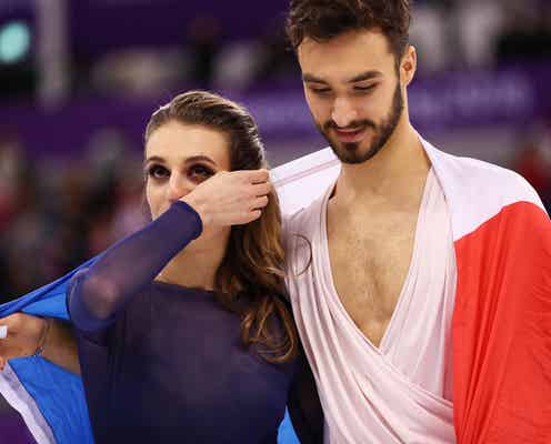 アイスダンス仏ペア、衣装はだけるハプニング乗り越え涙の“銀”<平昌五輪>