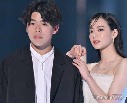 なこなこカップル、なごみの手にこーくんがキス “プロポーズジュエリー”身に付けランウェイ<TGC2023A/W>