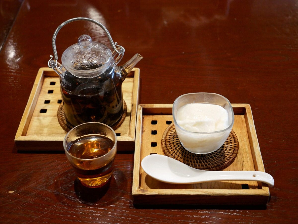 セットの杏仁豆腐もふんわりとろっとしていて美味。ポットで提供される中国茶は差し湯してもらえます