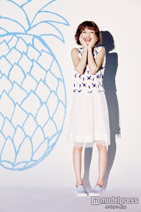 流行カラーの白を柄アイテムで引き締める／モデル：izu