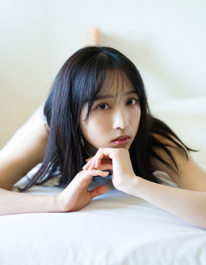 小栗有以1st写真集「君と出逢った日から」楽天ブックスカバー(C)撮影:細居幸次郎