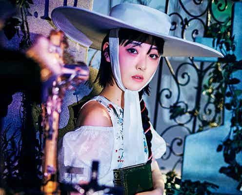 浜辺美波、ゴシック&キュートなドレス姿 蜷川実花撮影で「装苑」初登場