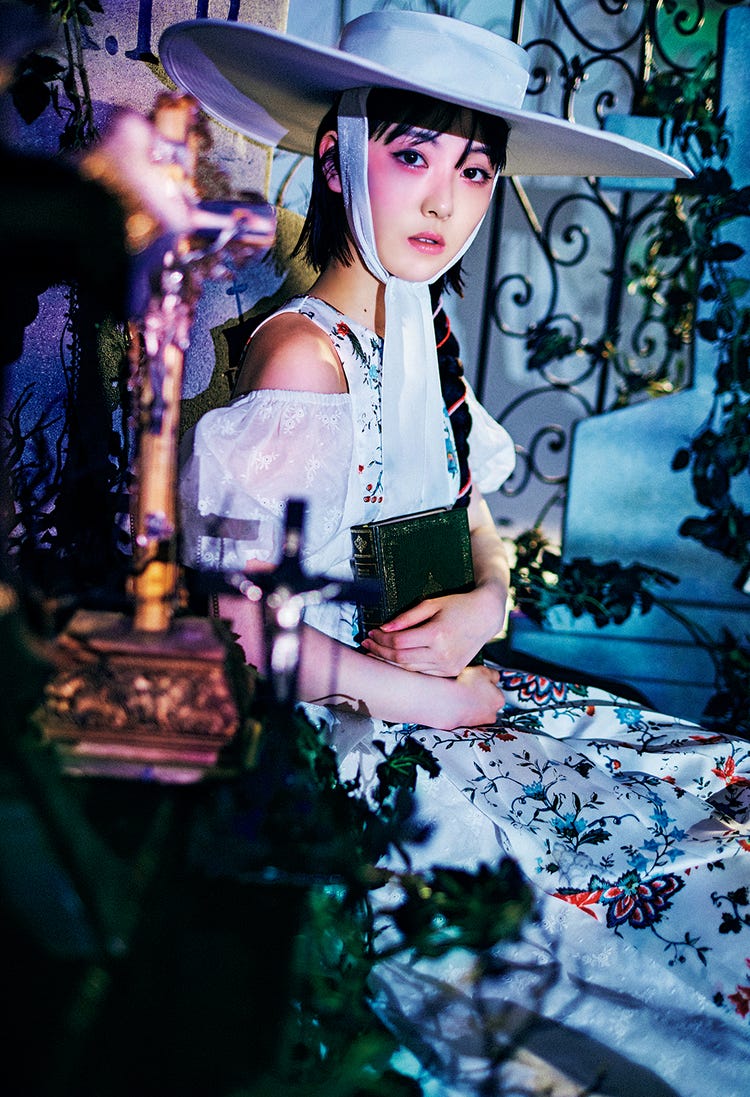 浜辺美波 ゴシック キュートなドレス姿 蜷川実花撮影で 装苑 初登場 モデルプレス 浜辺美波 ゴシック キュートなドレス姿 蜷川実花撮影で 装苑 初登場 モデルプレス